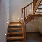 Samonosné schody s podestami, zrkadlový priestor v strede schodišťa