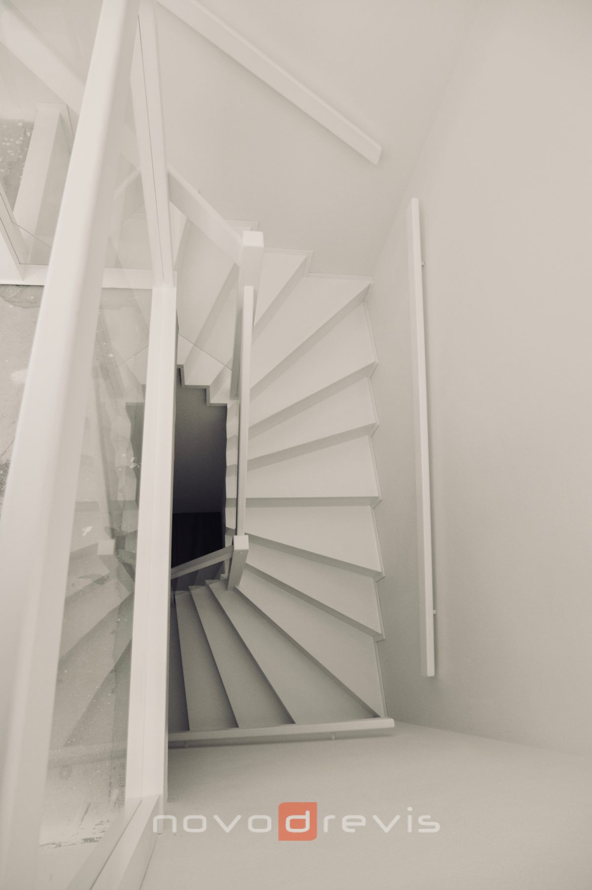 biele schodište so sklenou výplňou